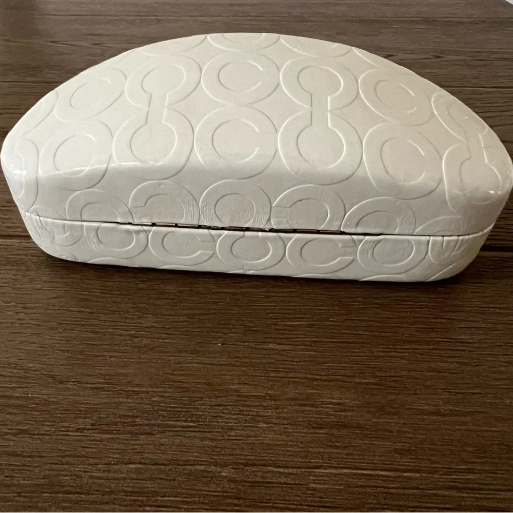 Coach Hard Sunglasses Case – Off White Signature Embossed | Preloved - Picture 4 of 6